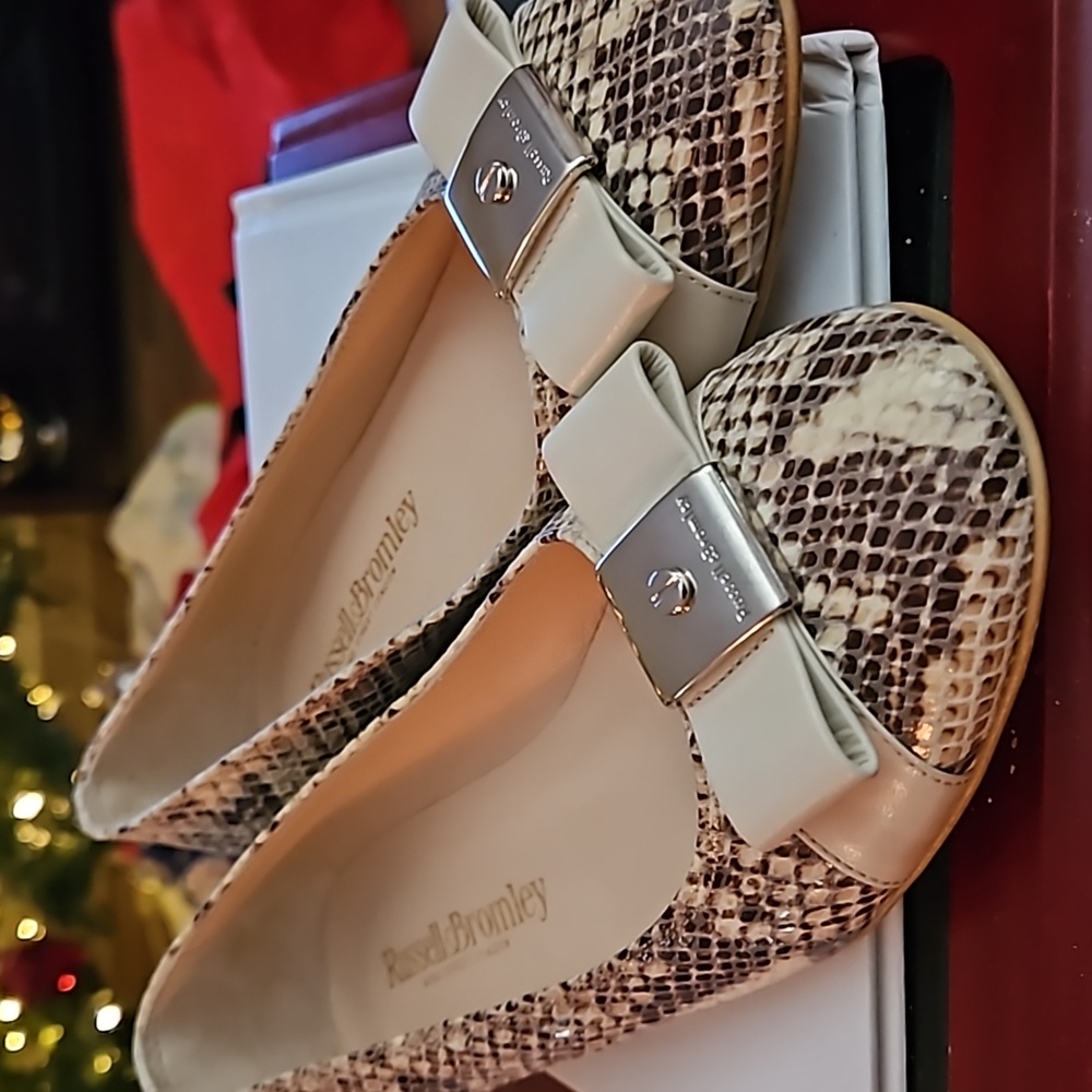 Russell Bromley Women’s SnakeSkin Size 37.5 Loafers